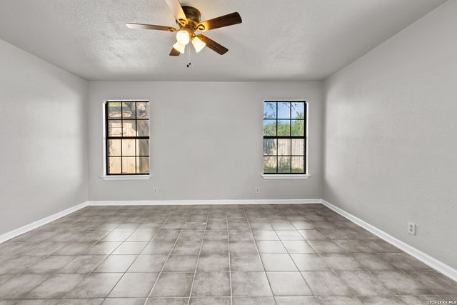 302 Bain Dr, Devine, TX 78016