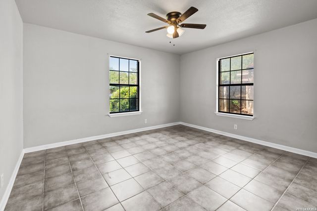 302 Bain Dr, Devine, TX 78016