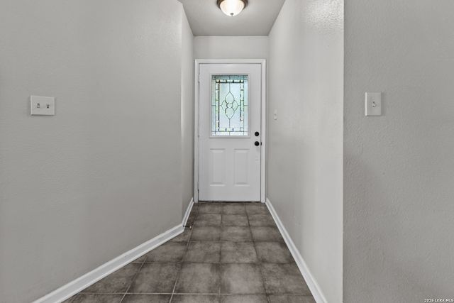 302 Bain Dr, Devine, TX 78016