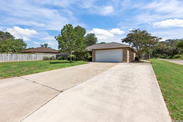 302 Bain Dr, Devine, TX 78016