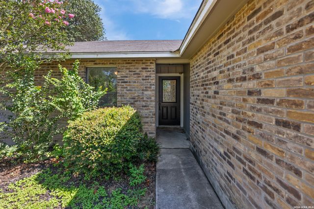 302 Bain Dr, Devine, TX 78016