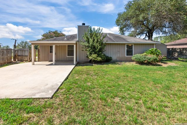 302 Bain Dr, Devine, TX 78016