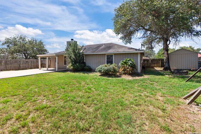 302 Bain Dr, Devine, TX 78016