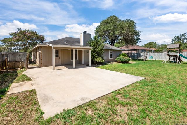 302 Bain Dr, Devine, TX 78016