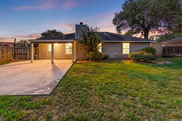 302 Bain Dr, Devine, TX 78016