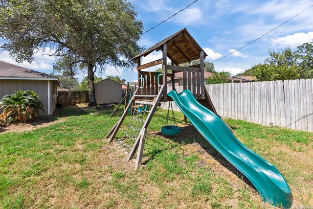 302 Bain Dr, Devine, TX 78016