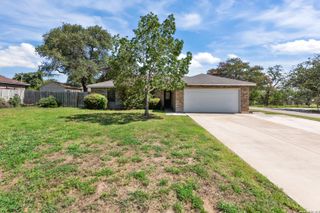 302 Bain Dr, Devine, TX 78016