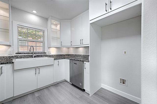 869 Peavy Road, Dallas, TX 75218