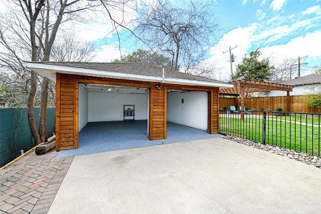 869 Peavy Road, Dallas, TX 75218