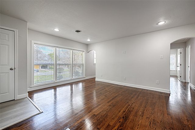 869 Peavy Road, Dallas, TX 75218