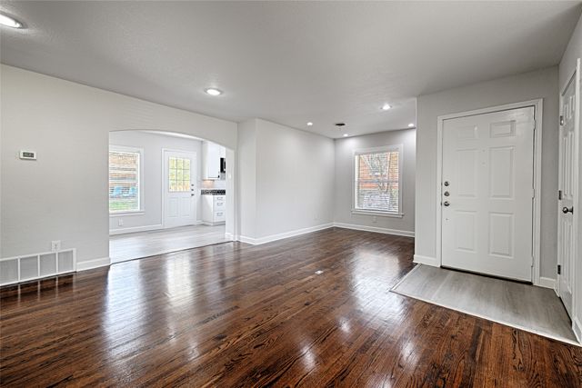 869 Peavy Road, Dallas, TX 75218