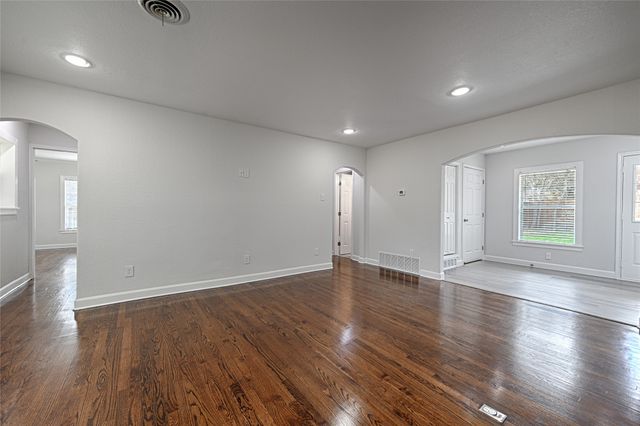 869 Peavy Road, Dallas, TX 75218