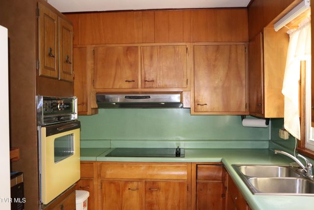 651 Shawnee Avenue, Big Stone Gap, VA 24219