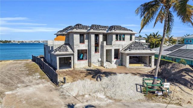 1305 Marlin DR, Naples, FL 34102