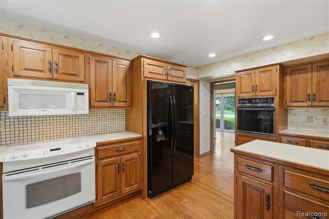 9277 Burning Tree Drive, Grand Blanc, MI 48439