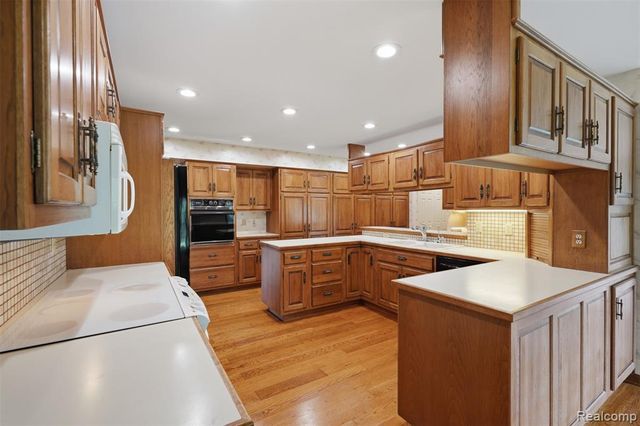 9277 Burning Tree Drive, Grand Blanc, MI 48439