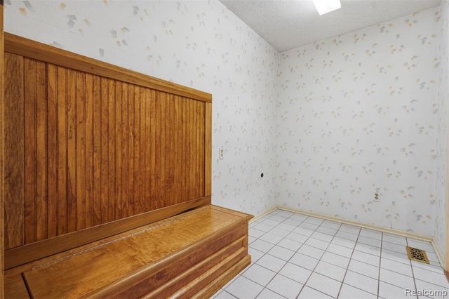 9277 Burning Tree Drive, Grand Blanc, MI 48439