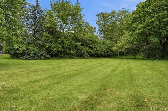 9277 Burning Tree Drive, Grand Blanc, MI 48439
