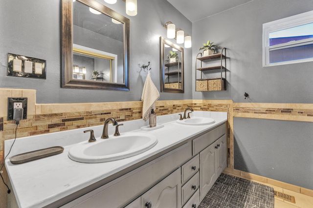 981 Hillside Court SW, Los Lunas, NM 87031