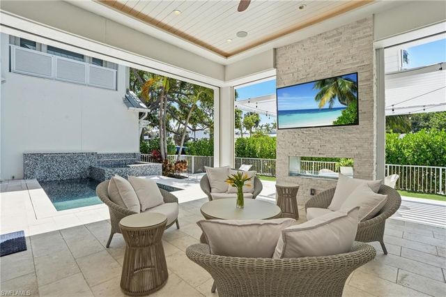 685 2nd ST S, Naples, FL 34102