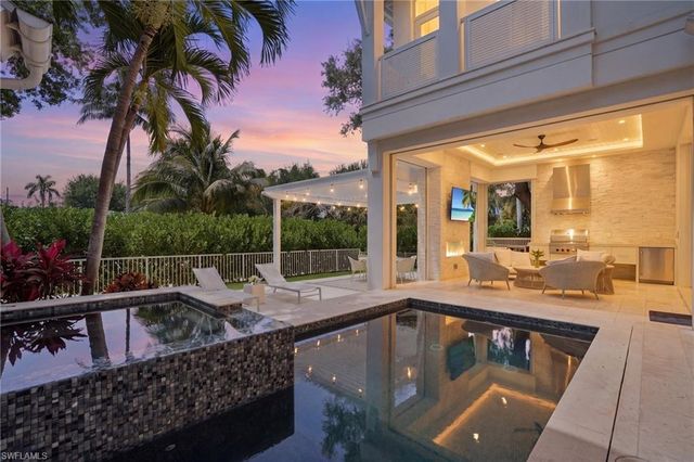 685 2nd ST S, Naples, FL 34102