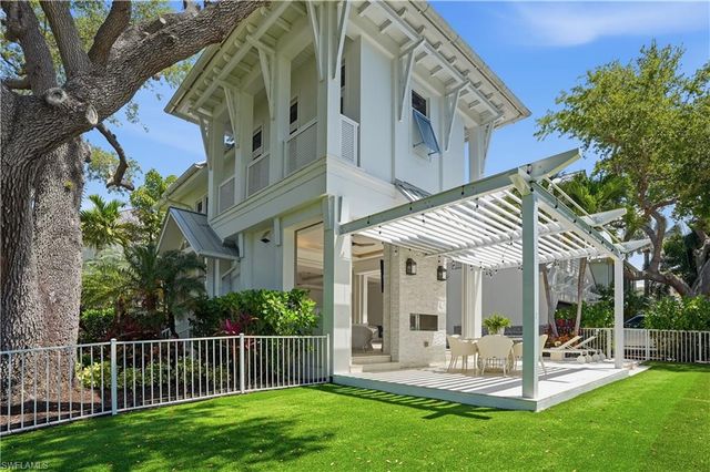 685 2nd ST S, Naples, FL 34102