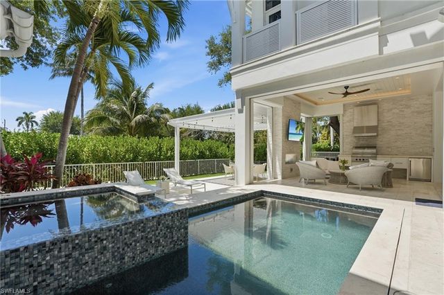 685 2nd ST S, Naples, FL 34102