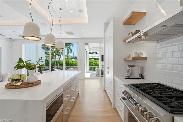 685 2nd ST S, Naples, FL 34102