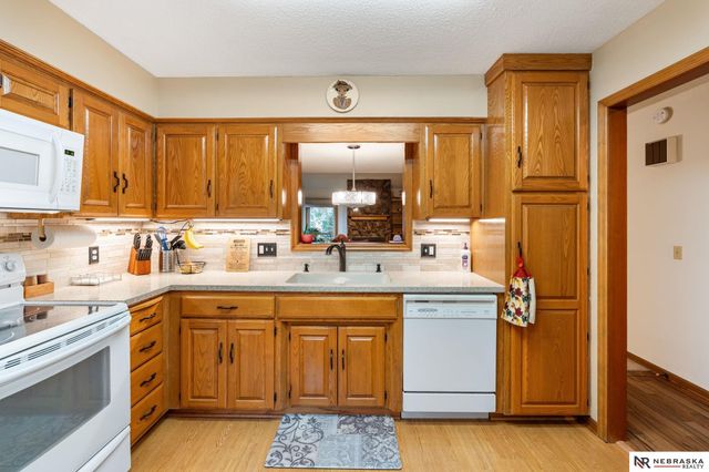 759 N 130th Plaza, Omaha, NE 68154