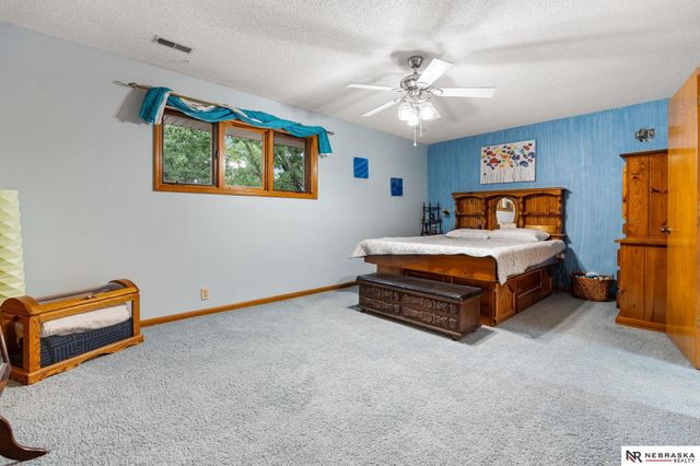 759 N 130th Plaza, Omaha, NE 68154