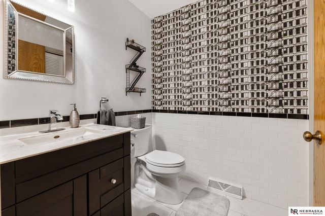 759 N 130th Plaza, Omaha, NE 68154