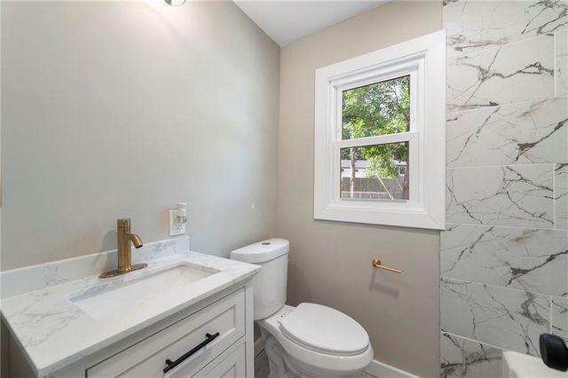 7529 Mohawk Drive, Prairie Village, KS 66208