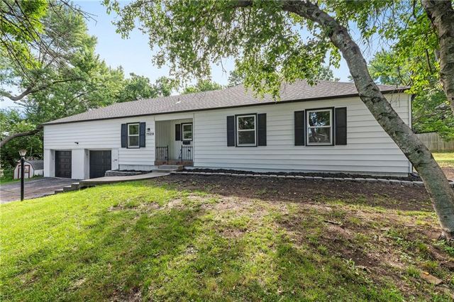 7529 Mohawk Drive, Prairie Village, KS 66208