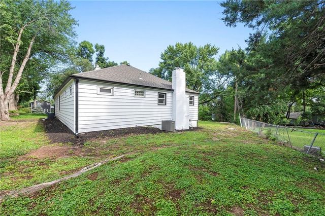 7529 Mohawk Drive, Prairie Village, KS 66208