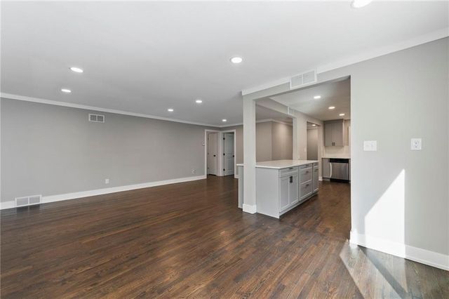 7529 Mohawk Drive, Prairie Village, KS 66208