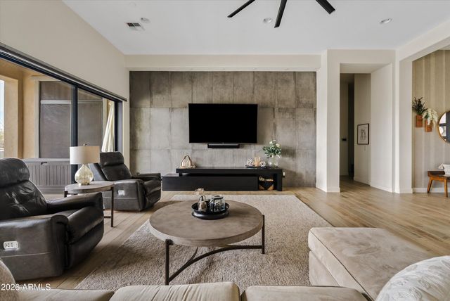 7002 S PORTLAND Avenue, Gilbert, AZ 85298