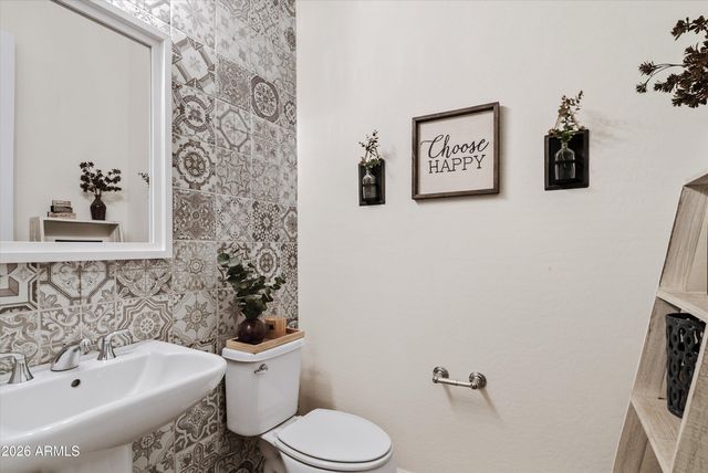 7002 S PORTLAND Avenue, Gilbert, AZ 85298