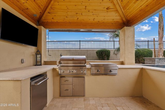 7002 S PORTLAND Avenue, Gilbert, AZ 85298