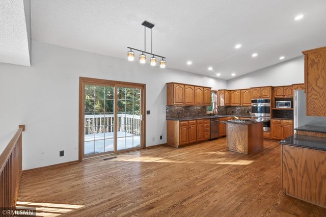 10005 Antrim Court, Woodbury, MN 55129