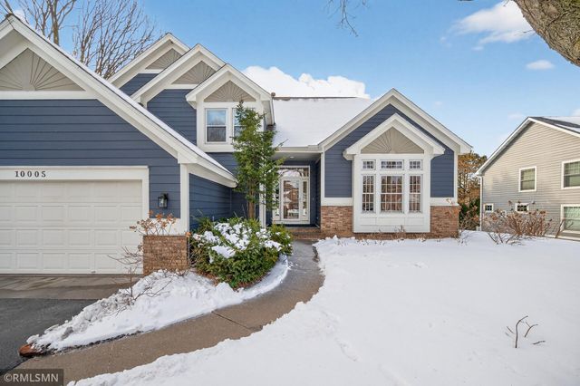 10005 Antrim Court, Woodbury, MN 55129