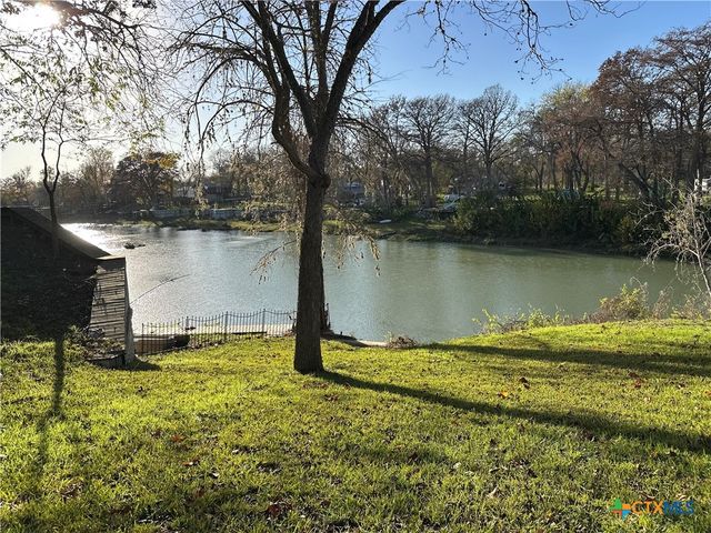 882 Buerger Lane, Seguin, TX 78155