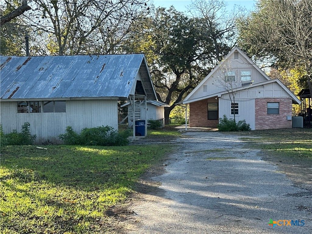 882 Buerger Lane, Seguin, TX 78155