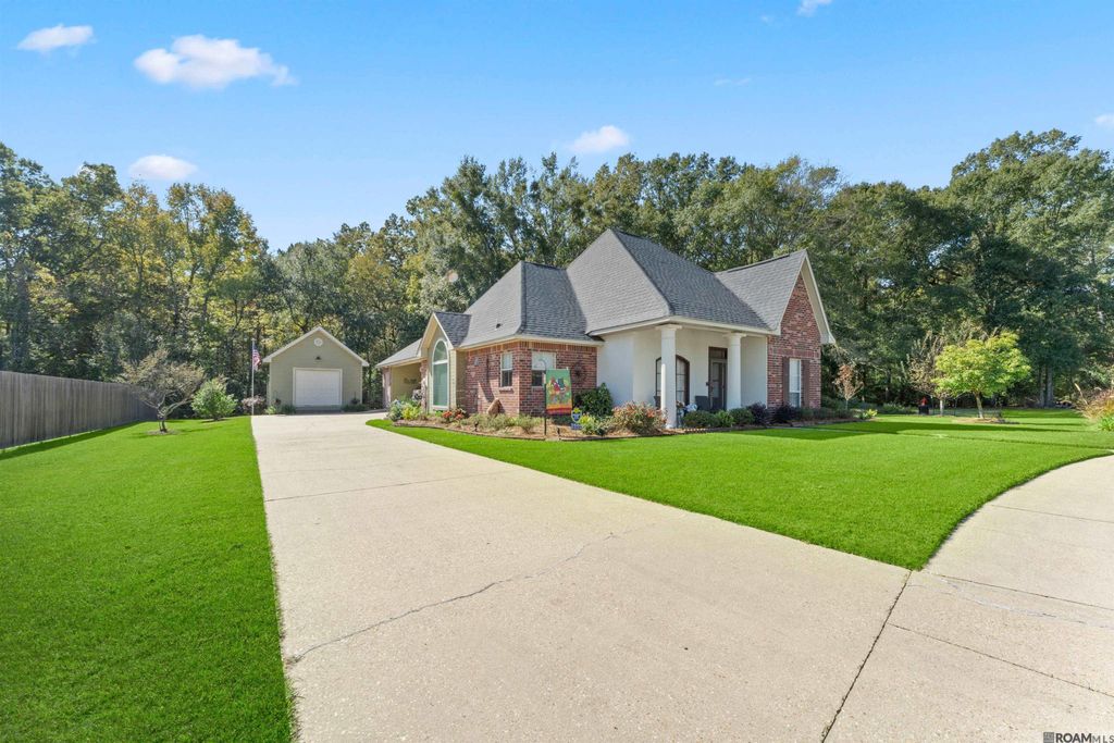 2668 Dogwood Ln, Zachary, LA 70791