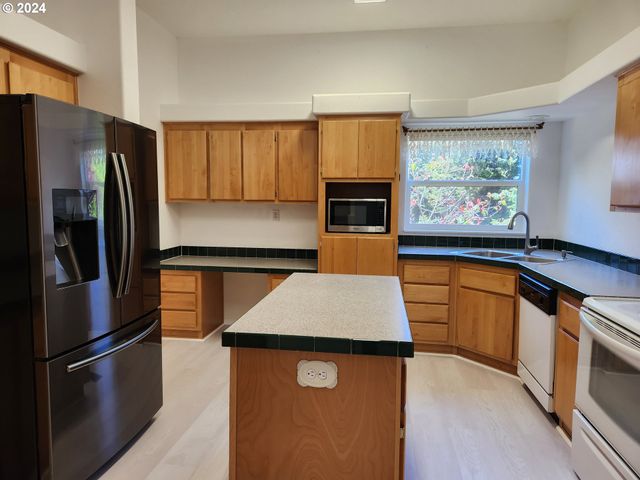 1675 KRISTI Loop, Lakeside, OR 97449