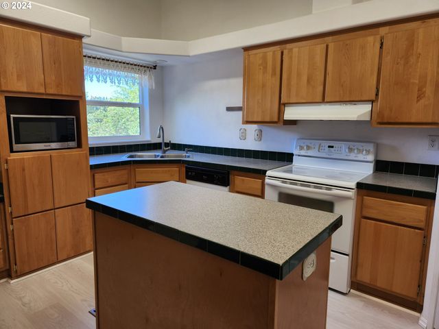 1675 KRISTI Loop, Lakeside, OR 97449