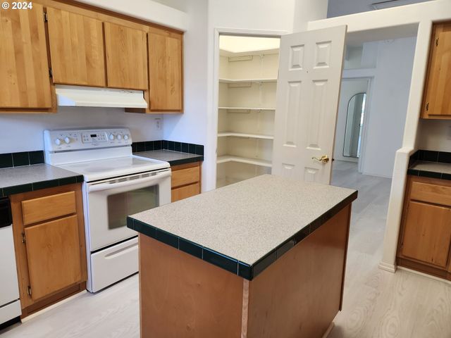 1675 KRISTI Loop, Lakeside, OR 97449