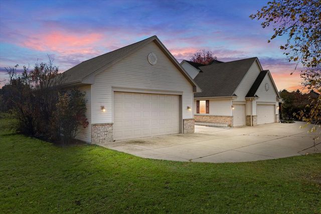 4879 White Swan DRIVE, West Bend, WI 53095