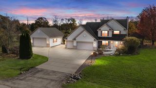 4879 White Swan DRIVE, West Bend, WI 53095