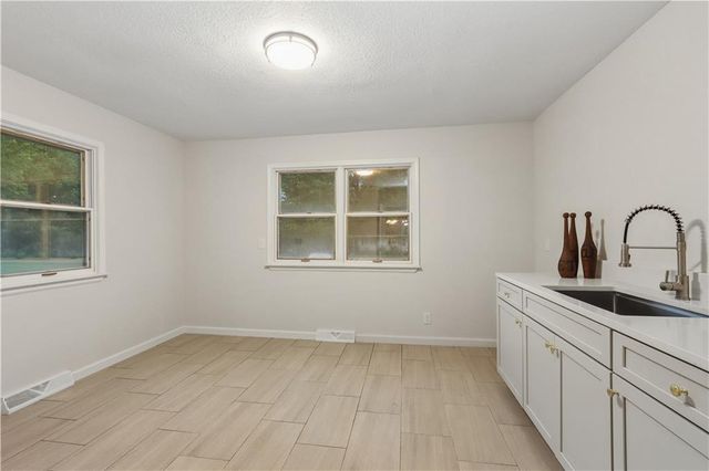 2 Maple Circle, Smithville, MO 64089