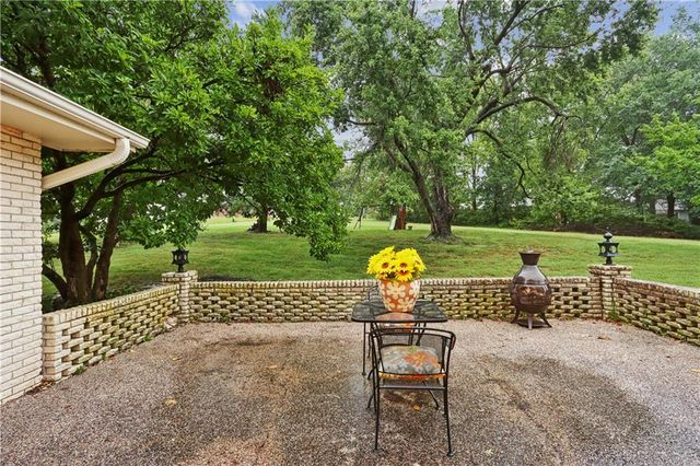 2 Maple Circle, Smithville, MO 64089